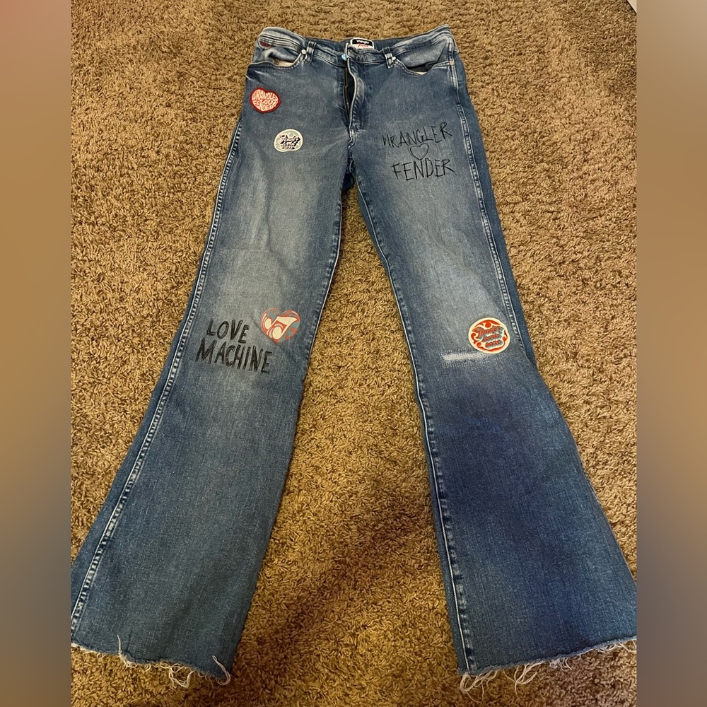 Really flattering wrangler jeans! Lots of compliments on them! They are a 27 30